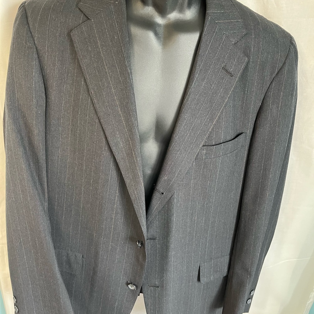 Men’s Jos A Bank suit 2 button Blk/charcoal pinstripe Premier Collection…